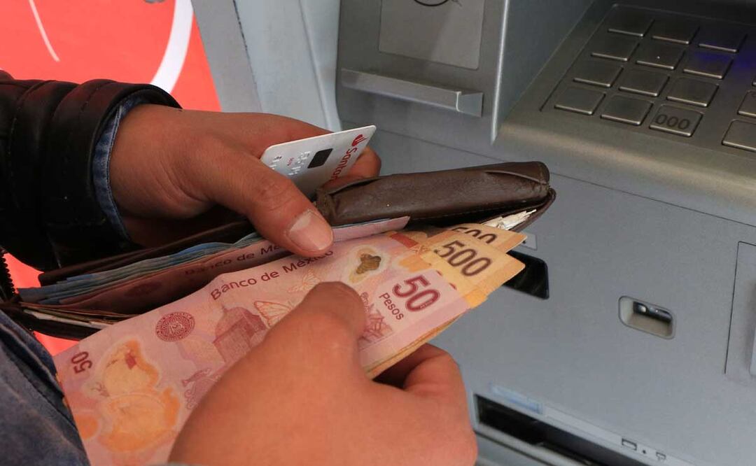 Algunas cosas que puedes hacer con tu aguinaldo son ahorrar, invertir, pagar deudas o comprarte algo | Foto: Agencia Es Imagen para El Universal Puebla