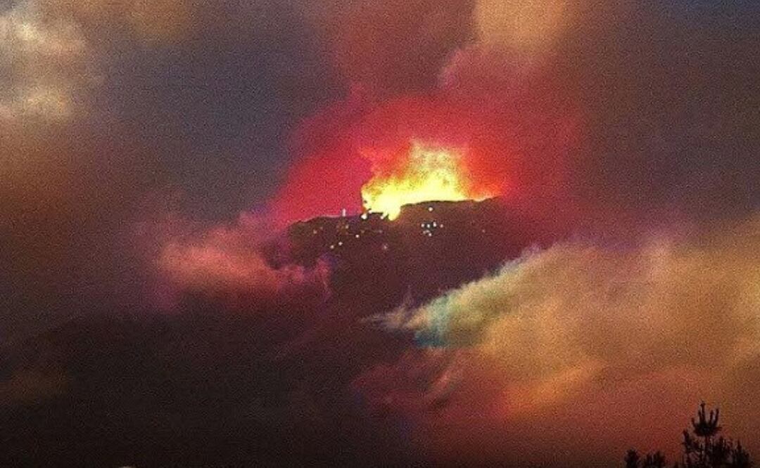 Las fotografías que se captaron desde la cámara instalada en Tlamacas permiten apreciar la expulsión de material incandescente en el cráter del Popo | Foto: Webcams de México