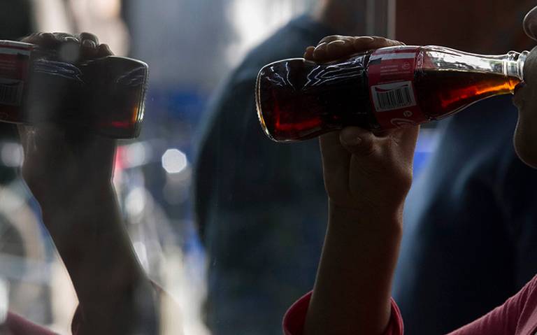La Coca-Cola y otras bebidas similares no proporcionan nutrientes esenciales, pero pueden contribuir a una ingesta excesiva de calorías y azúcares sin aportar vitaminas. 

Foto: Producción El Universal Puebla