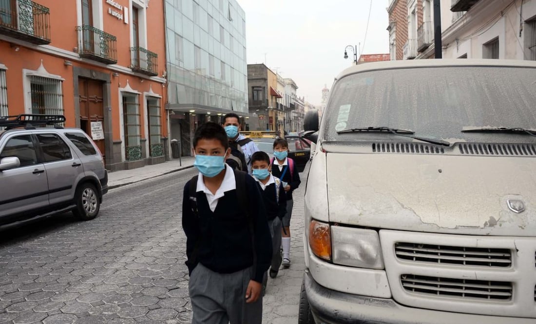 La constante caída de ceniza del volcán Popocatépetl en Puebla, ha incrementado algunas enfermedades en los últimos 15 días. | Foto: Agencia Es Imagen para El Universal Puebla