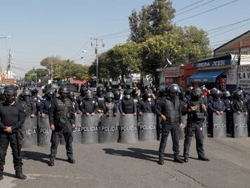 Por manifestación de Antorcha, granaderos resguardan edificio de la SEP