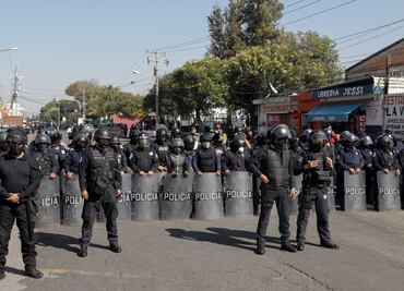 Por manifestación de Antorcha, granaderos resguardan edificio de la SEP