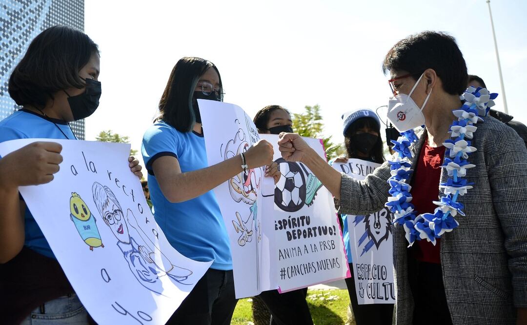 Estudiantes de la institución le dieron la bienvenida a la rectora | Foto: BUAP