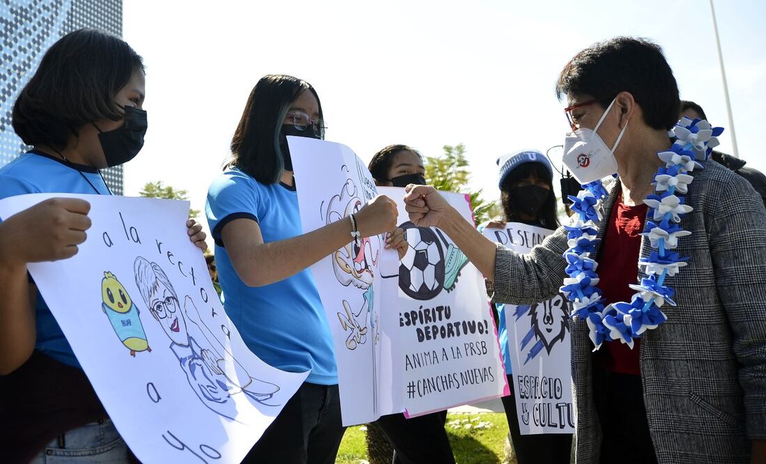 Estudiantes de la institución le dieron la bienvenida a la rectora | Foto: BUAP