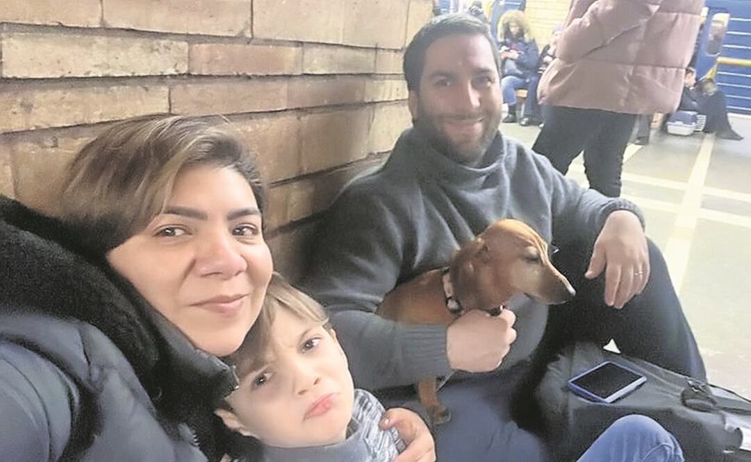 La chihuahuense Ivette Rossano, su esposo Mykhailo Naumov, su hijastro Leonid Naumov y su perrita Ramona se resguardaron en el Metro en Kiev. Foto: Especial.