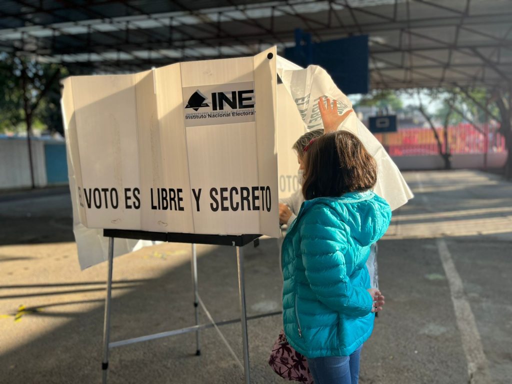 Por ello, a menos de 20 días del día de las elecciones, el INE permitió publicar en un portal especial las ubicaciones exactas de las mesas de votación que se instalarán en todos los estados mexicanos y ciudades de Estados Unidos y Canadá. 

Foto: Producción El Universal