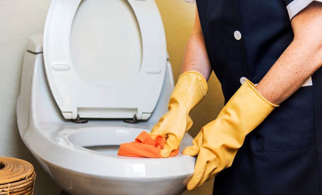 Ten en cuenta estos consejos para limpiar el inodoro. Fuente: Freepik.