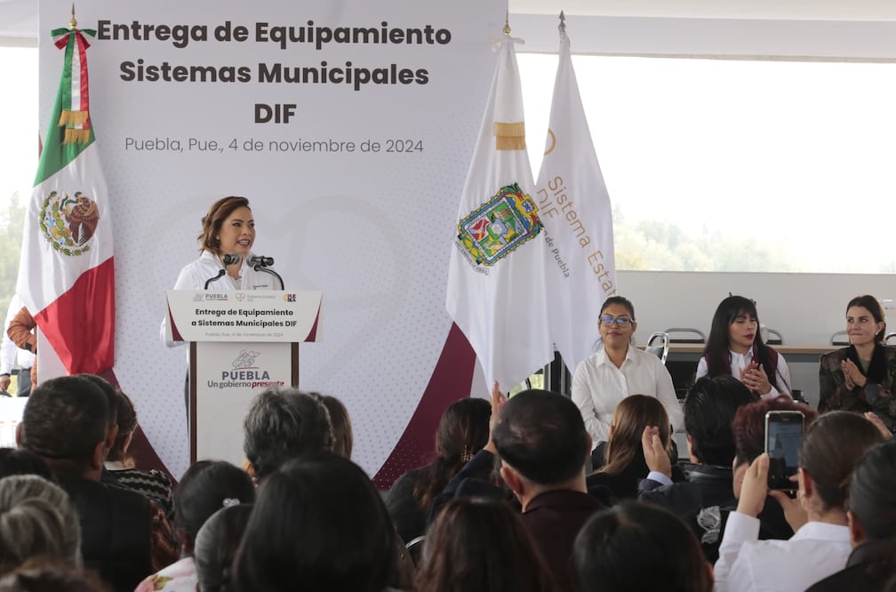 Gaby Bonilla encabezó la entrega del equipamiento en el SEDIF I Foto: Gobierno del Estado de Puebla