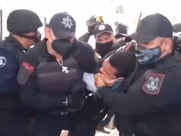 Desalojan de manera violenta a maestros de Tecamachalco que tomaron la SEP