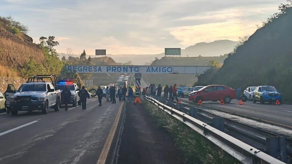 Los familiares de Armando Pérez, el conductor de taxi asesinado a tiros esta madrugada, exigieron revisar las grabaciones de las cámaras de vigilancia del área del zócalo. 

Foto: Producción El Universal Puebla