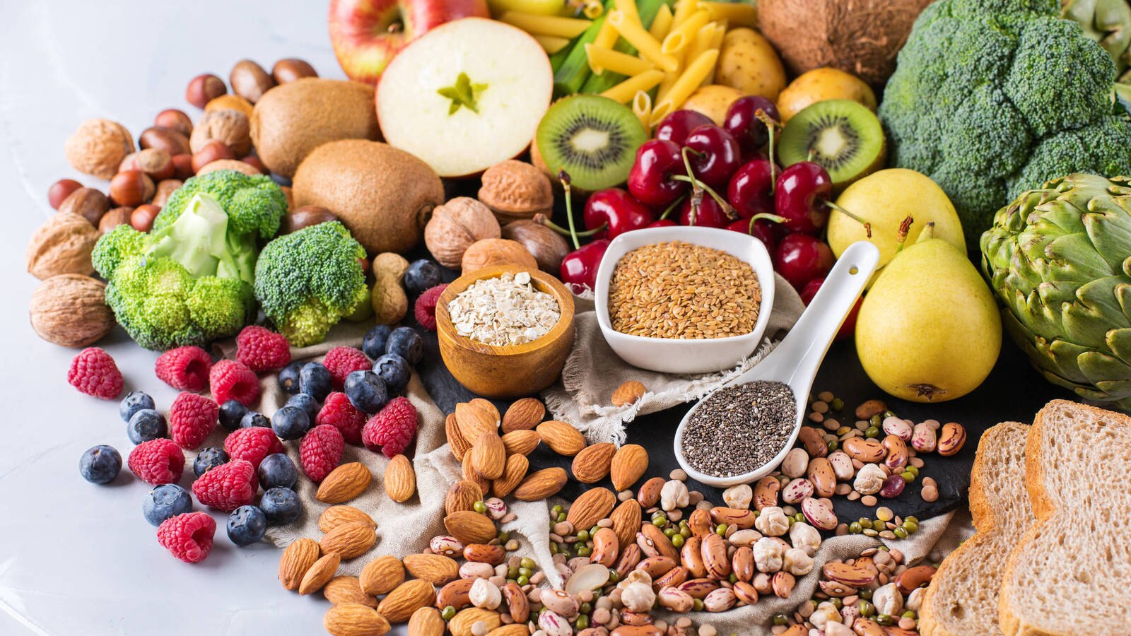 Basada principalmente en alimentos de origen vegetal, la "dieta de la cartera", según el doctor Robert H. Shmerling en un artículo publicado en el sitio web de Harvard, se enfoca en una variedad de alimentos y grupos alimenticios que han demostrado ser efectivos para reducir los lípidos sanguíneos nocivos.

Foto: Producción El Universal Puebla