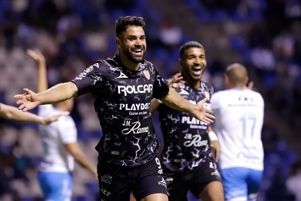 Milton Giménez aprovechó un error garrafal del arquero paraguayo. Foto: Cuartoscuro