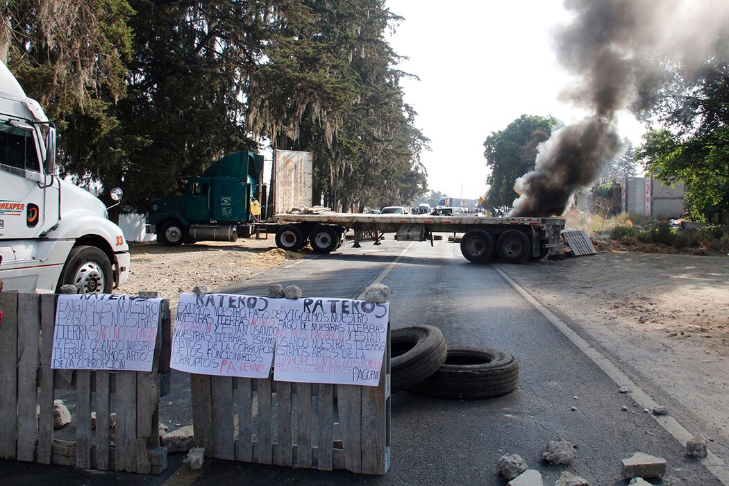 Reabren ejidatarios la carretera federal y la autopista México-Puebla