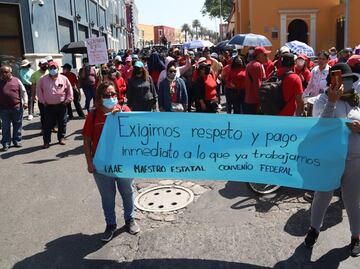 Maestros se manifiestan en Casa Aguayo, exigen pagos retroactivos