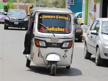 José Francisco tiene 66 años y sigue operando su mototaxi