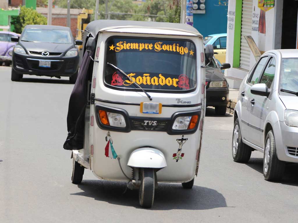 José Francisco tiene 66 años y sigue operando su mototaxi