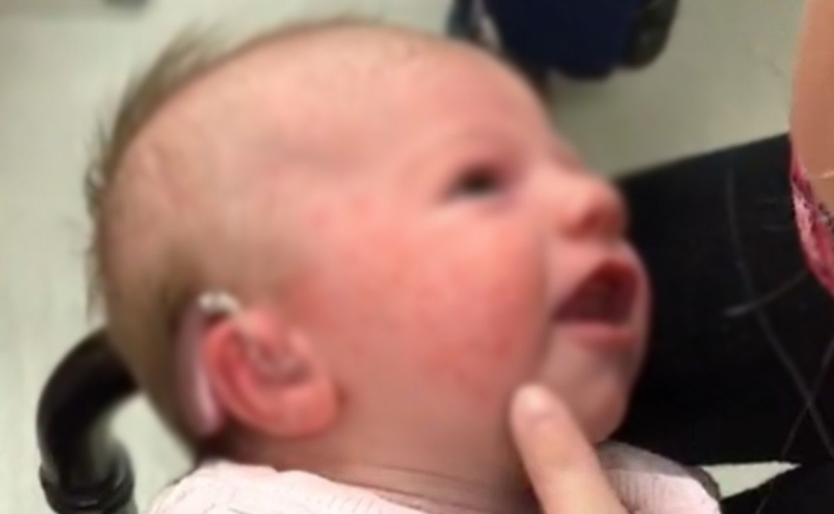 Viral: la emotiva reacción de una bebé sorda al escuchar la voz de su mamá por primera vez