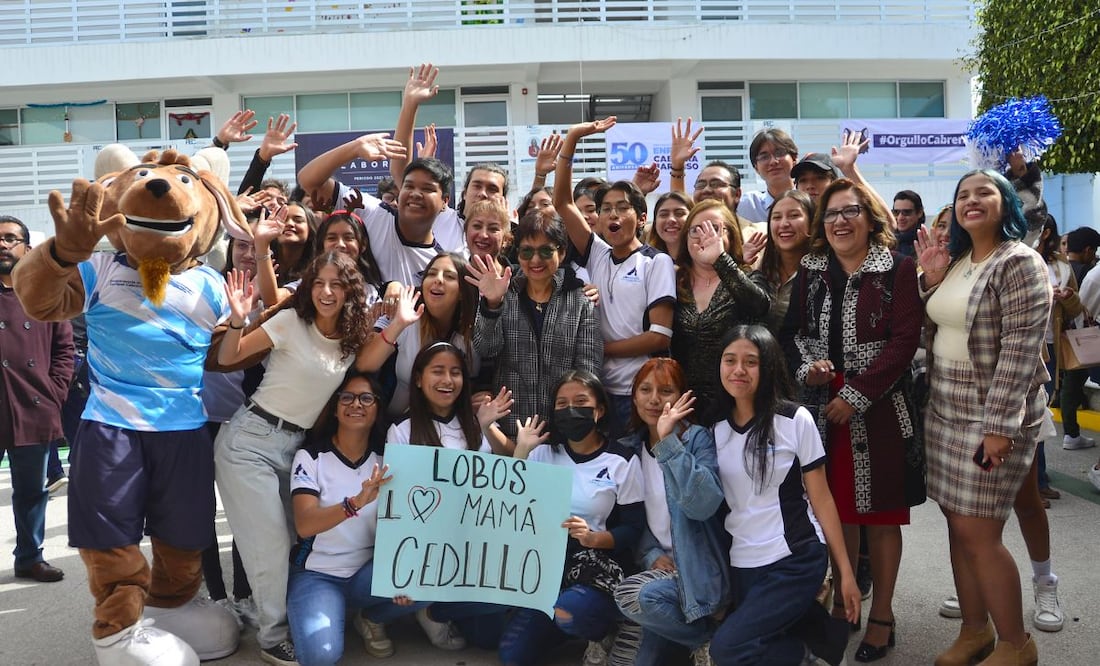 Lilia Cedillo subrayó los logros alcanzados en el último año en la Preparatoria Urbana Enrique Cabrera Barroso | Foto: BUAP