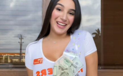 VIDEO Mesera de Hooters gana miles de pesos de propina y causa revuelo