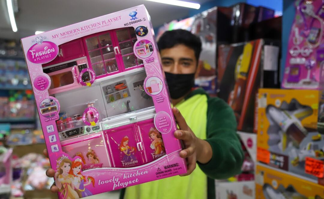 Padres que ayudan a Santa escogen los obsequios| FOTO: Agencia Es Imagen para El Universal Puebla