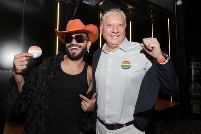 Fernando Morales firma compromiso con la comunidad LGBTTTIQ+