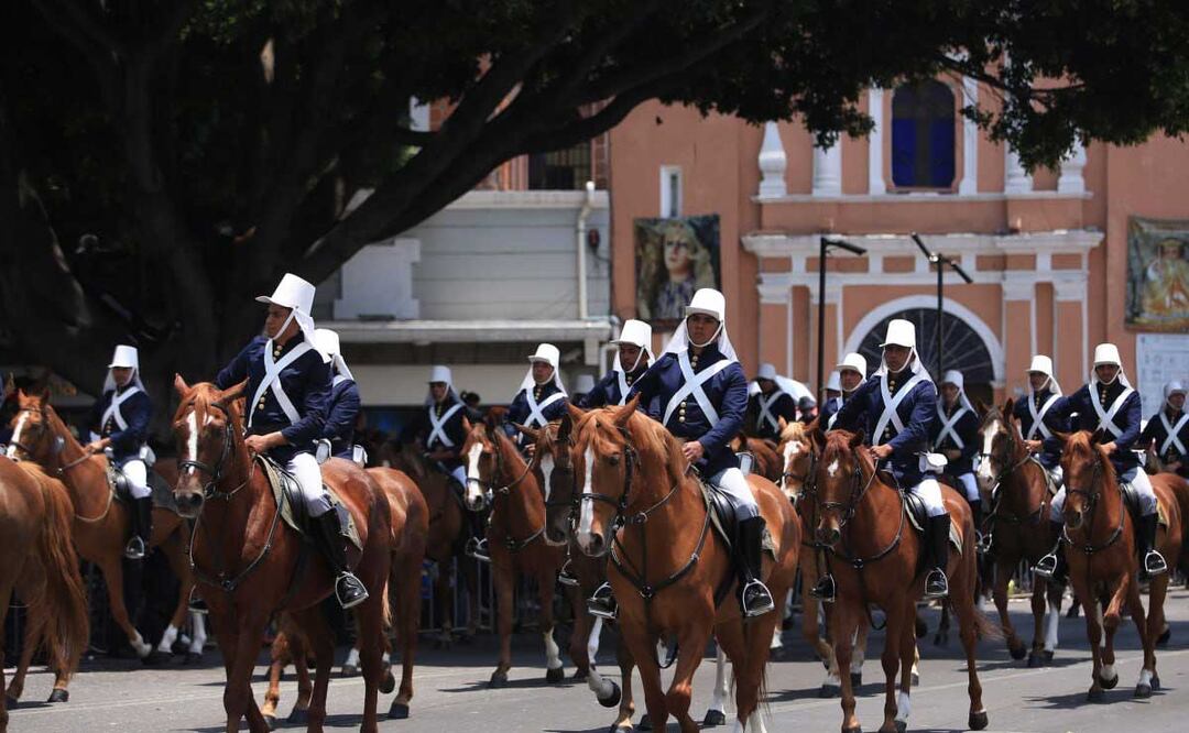 El desfile del 5 de mayo no siempre contó con la presencia de alumnos, ya que sus inicios fueron siempre con la participación de militares | Foto: Agencia Es Imagen para El Universal Puebla