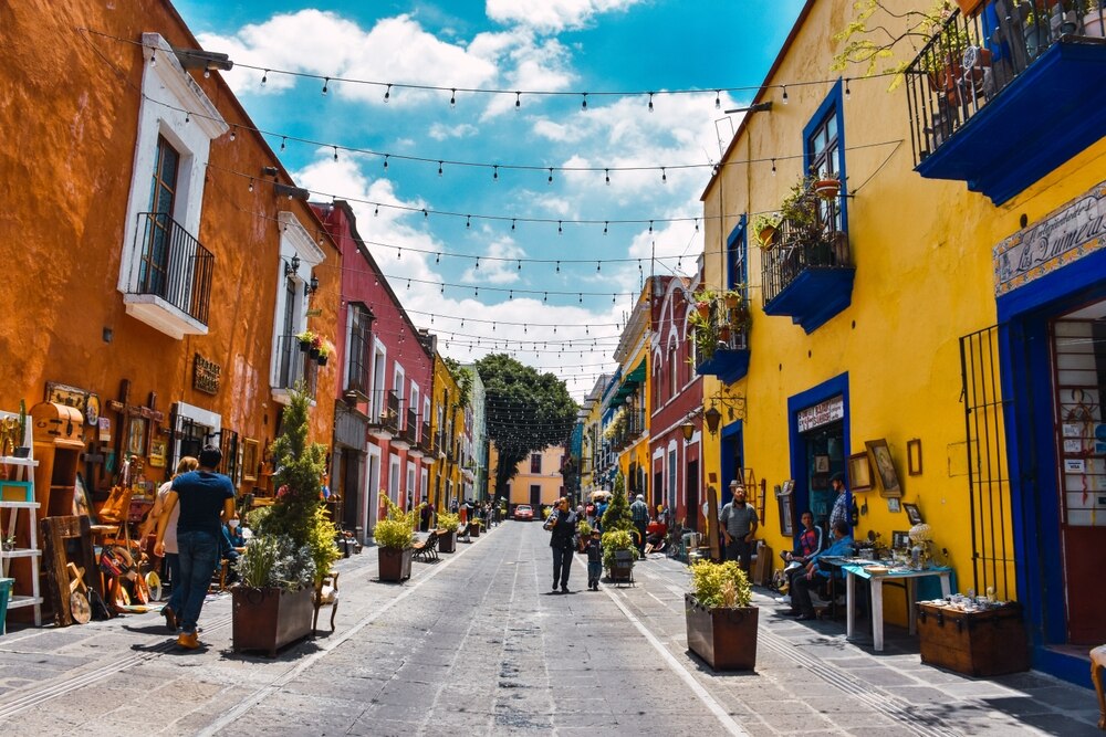 En el Callejón de los Sapos se mejoró la iluminación del callejón y se intervinieron las fachadas de los edificios para realzar su estética.