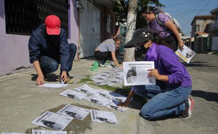Jóvenes contra deudores alimentarios realizan tapizada en Puebla y exhiben a hombre