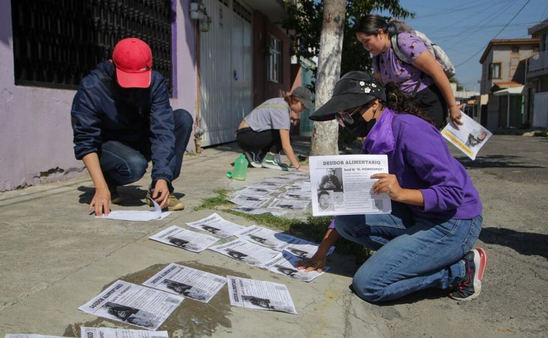 Hijas exhibieron a su padre como deudor alimentario con tapizada en Puebla | Foto: Agencia Es Imagen para El Universal Puebla