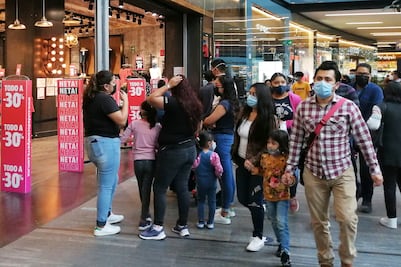 Niños están más expuestos en centros comerciales que en la escuela, asegura SEP