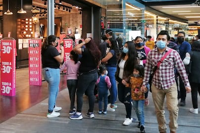Niños están más expuestos en centros comerciales que en la escuela, asegura SEP