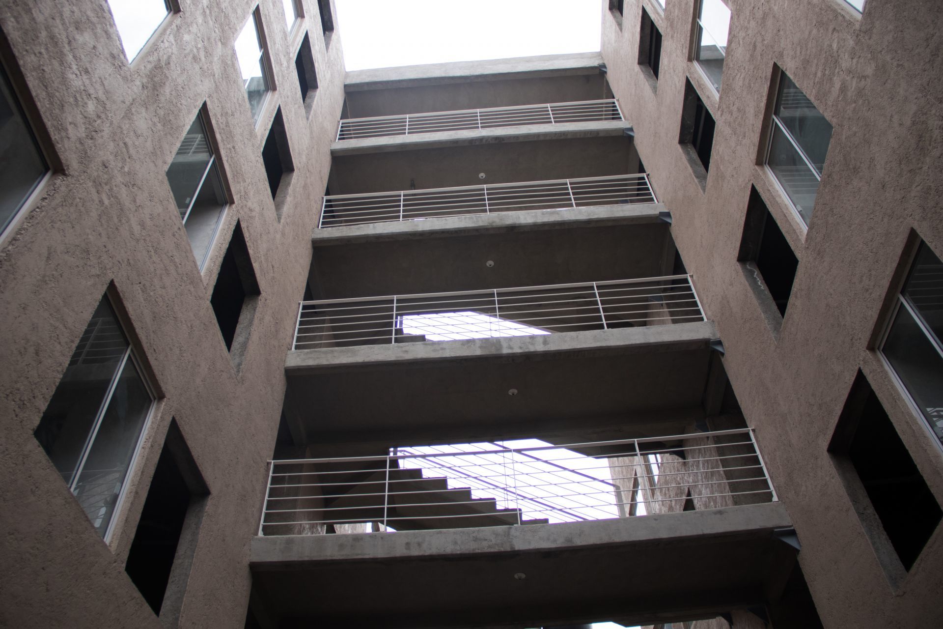 Hombres mexicanos ganan más y reciben más créditos de vivienda que las mujeres: Infonavit