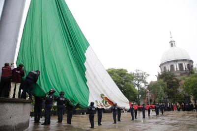 CEREMONIA DE IZAMIENTO DE BANDERA