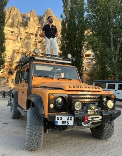 César Eduardo Garrido Celaya  sobre una camioneta Land Rover en Capadocia, Turquía / Foto: Instagram @cegarrido1102