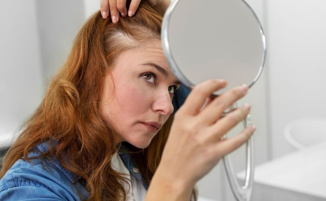 El mundo de la moda nos presenta el "Ice Blonde", para cubrir las canas con elegancia. Fuente: Freepik.