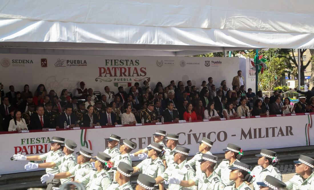 Sin contratiempos y con mucha solemnidad se vivió el Desfile del 16 de septiembre en Puebla | Foto: Agencia Es Imagen para El Universal Puebla