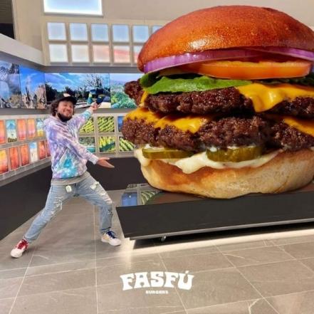 ¿Cuánto cuestan las hamburguesas de Luisito Comunica en España?