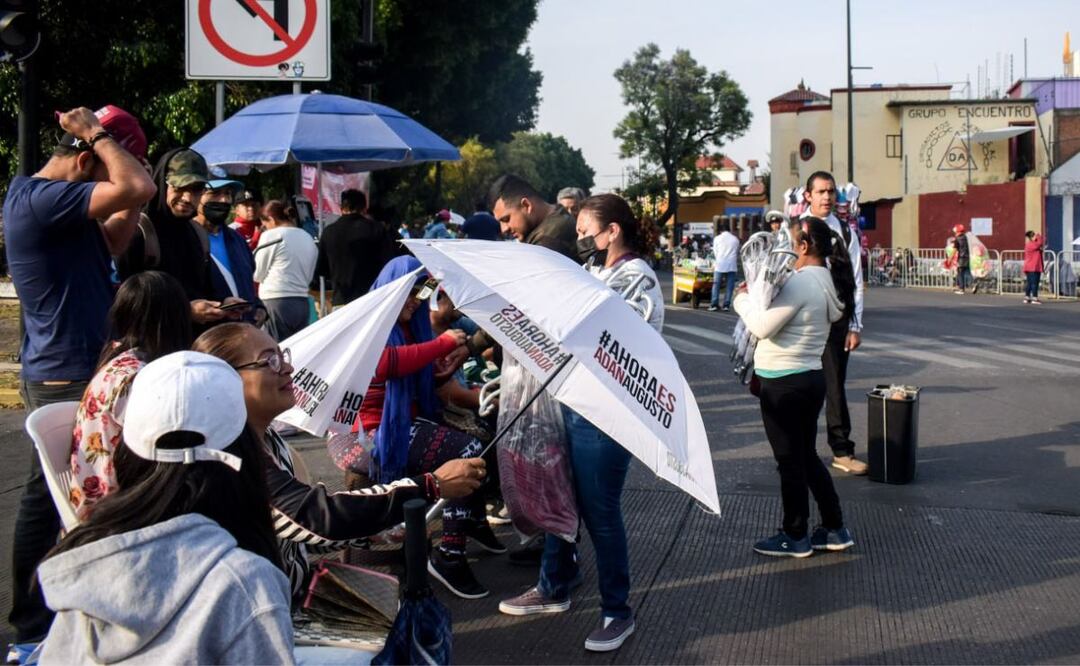 Con sombrillas, gorras y hasta globos de Cantoya políticos se promocionaron en el desfile del 5 de Mayo. | Foto: Agencia Es Imagen para El Universal Puebla