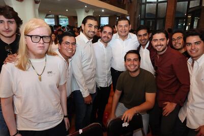 Alejandro Armenta se reúne con jóvenes poblanos