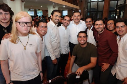 Alejandro Armenta se reúne con jóvenes poblanos