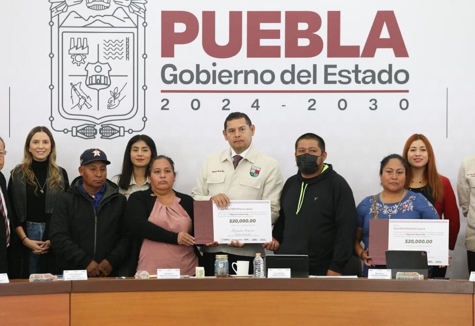 Armenta entrega apoyos a 50 migrantes repatriados para que emprendan sus negocios | Foto: Gobierno del Estado.