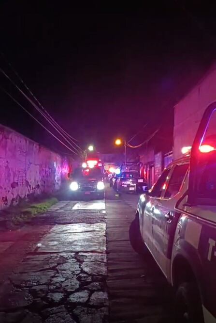 Dos personas fueron rescatadas luego del derrumbe de una casona en Atlixco | Foto: STV-Puebla
