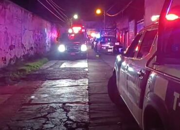 Rescatan a dos personas tras derrumbe de casona abandonada en Atlixco