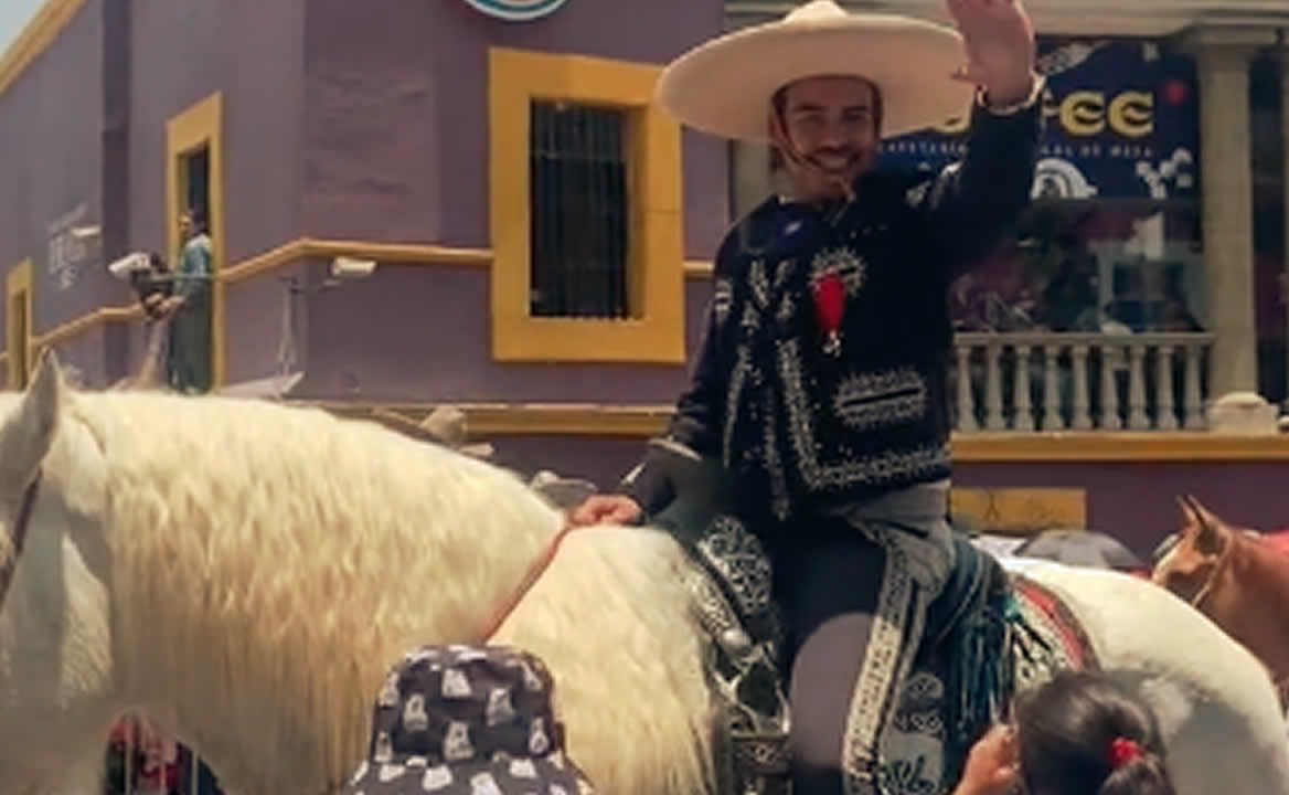 'Te buscaré bandido'. Charro causa sensación durante desfile en Puebla