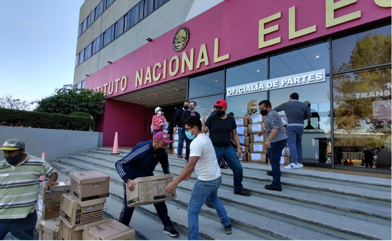 En último día de recepción, llegan al INE 3 millones de firmas para revocación de mandato de AMLO