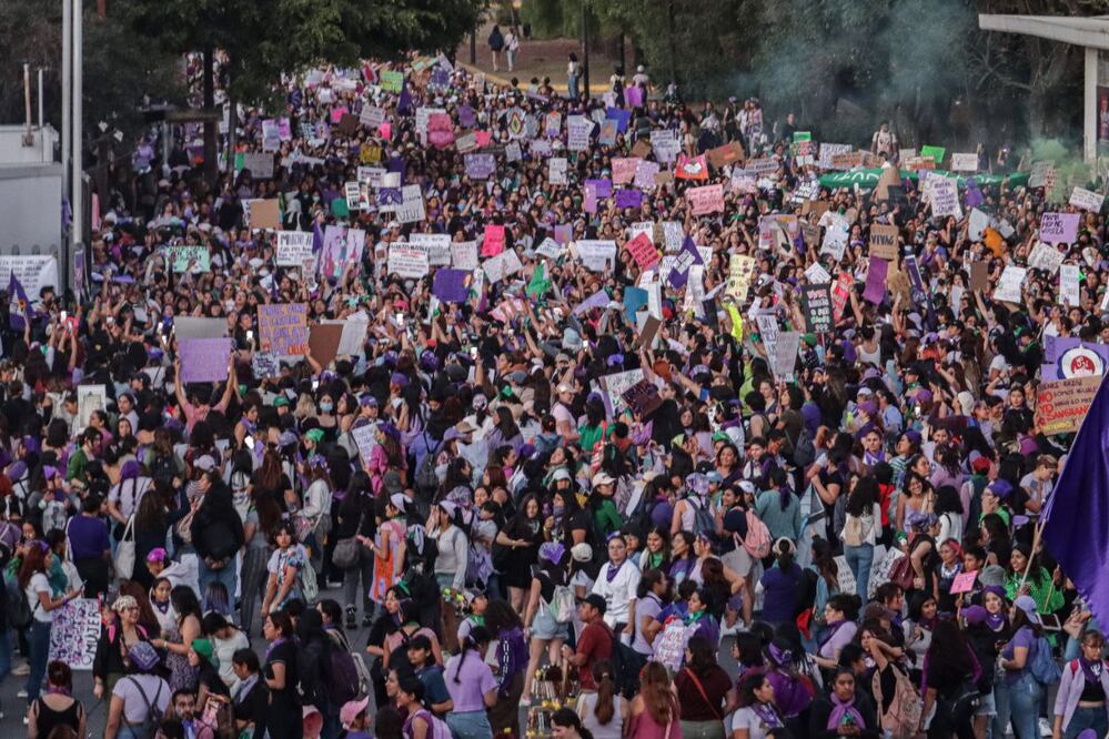 Este viernes 8M miles de mujeres salieron a las calles de Puebla | Foto: EsImagen