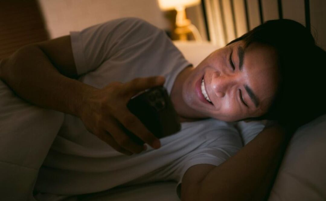Es común que por la noche, un gran número de usuarios utilicen el móvil en la cama / Foto: Freepik