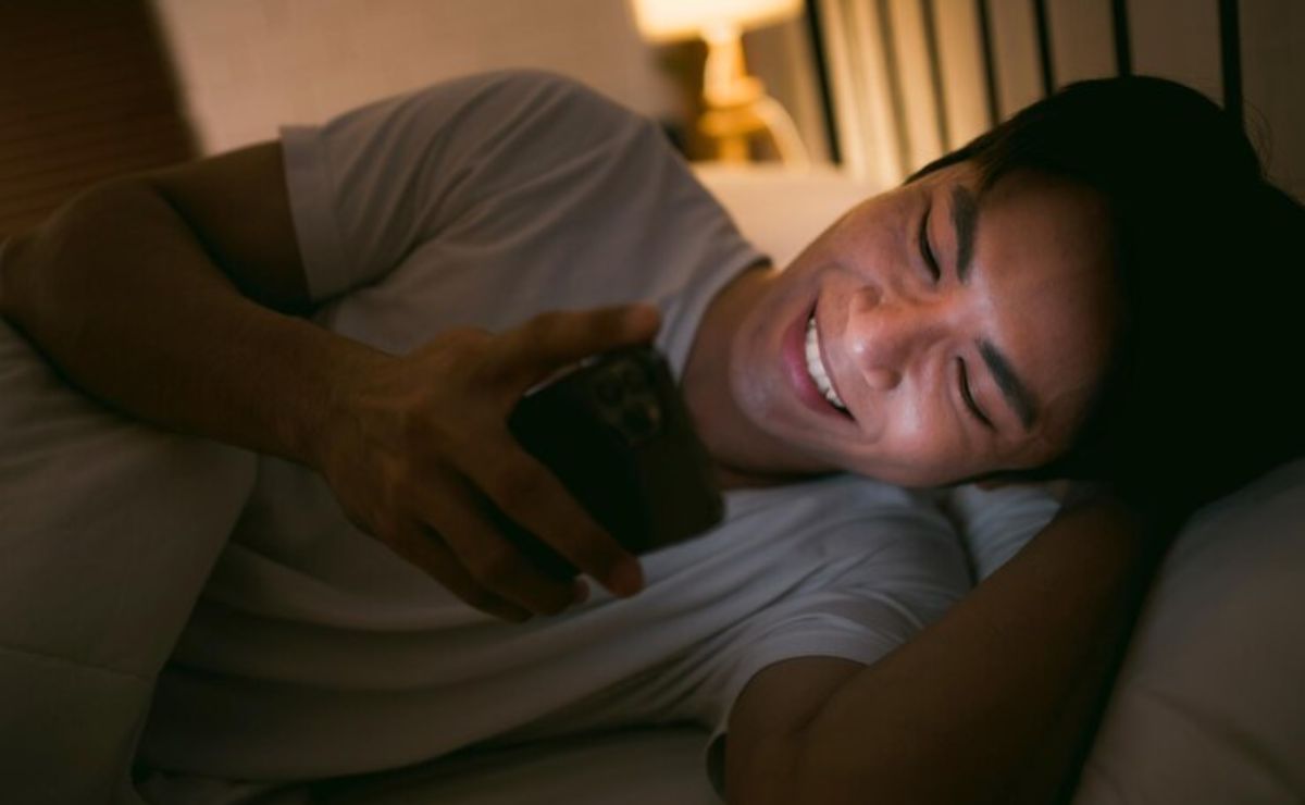 Es común que por la noche, un gran número de usuarios utilicen el móvil en la cama / Foto: Freepik