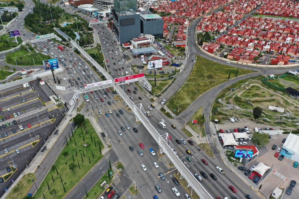 Los conductores tienen la restricción de dar vuelta a la izquierda en Vía Atlixcáyotl | Agencia Es Imagen para El Universal Puebla