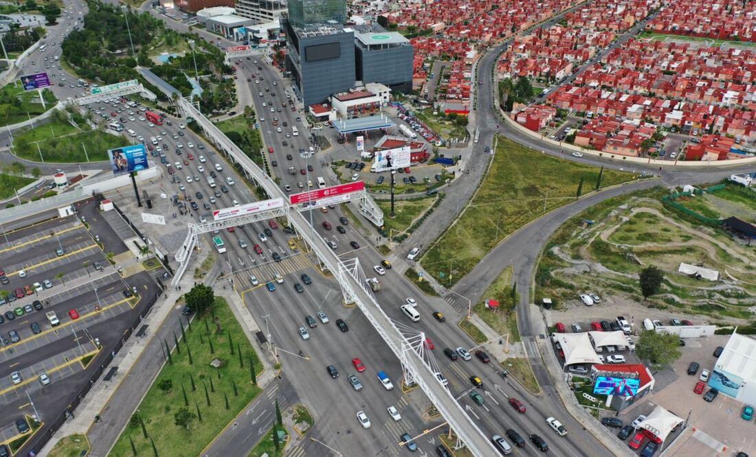 Los conductores tienen la restricción de dar vuelta a la izquierda en Vía Atlixcáyotl | Agencia Es Imagen para El Universal Puebla